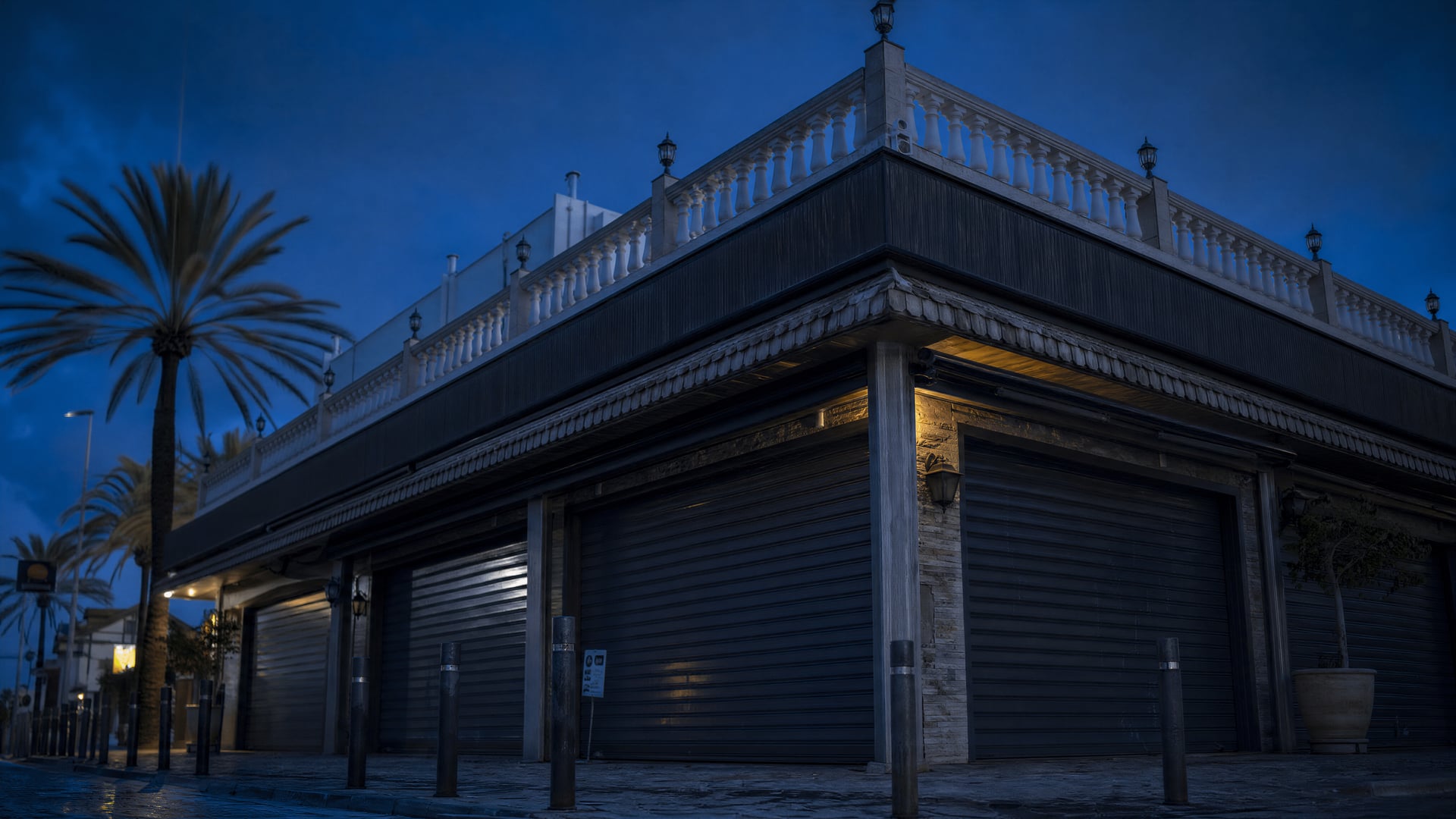 Closed Cala Millor restaurant exterior with shutters down after a joint inspection